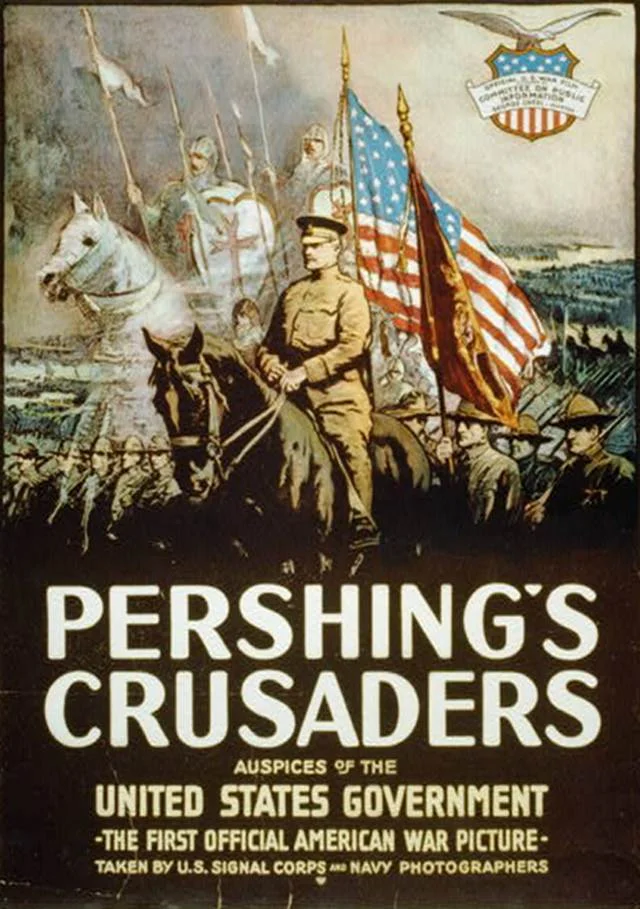 Rok 1918. Plakat reklamujący film "Pershing's Crusaders". Generał John Pershing był  głównodowodzącym Amerykańskich Sił Ekspedycyjnych