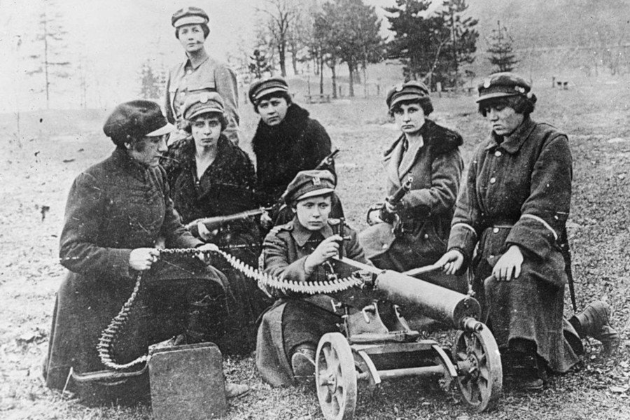 Członkinie Ochotniczej Ligi Kobiet nie chciały zostawać walki wyłącznie w rękach mężczyzn