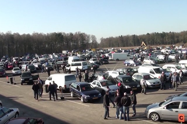 Tysiąc samochodów w tydzień - export fur Polen - to hasło wielkiego targowiska samochodowego w Emsburen