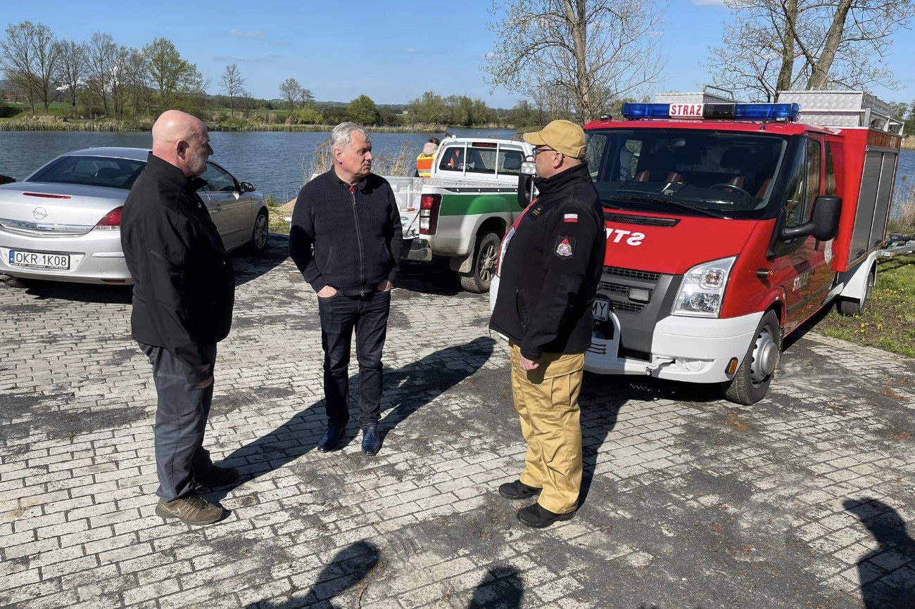 Śnięte ryby w Odrze Śnięte ryby w Odrze. Wojewoda Sławomir Kłosowski apeluje do mieszkańców