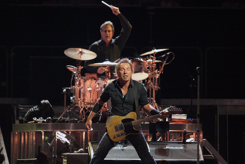 Bruce Springsteen z Maksem Weinbergiem na koncercie w sierpniu 2008 r.
