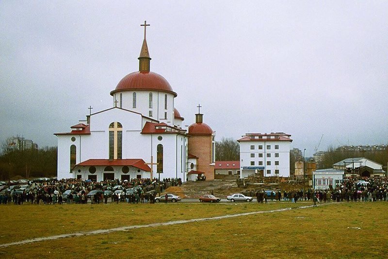 Jeden z kościołów na warszawskim Ursynowie, rok 2000.
