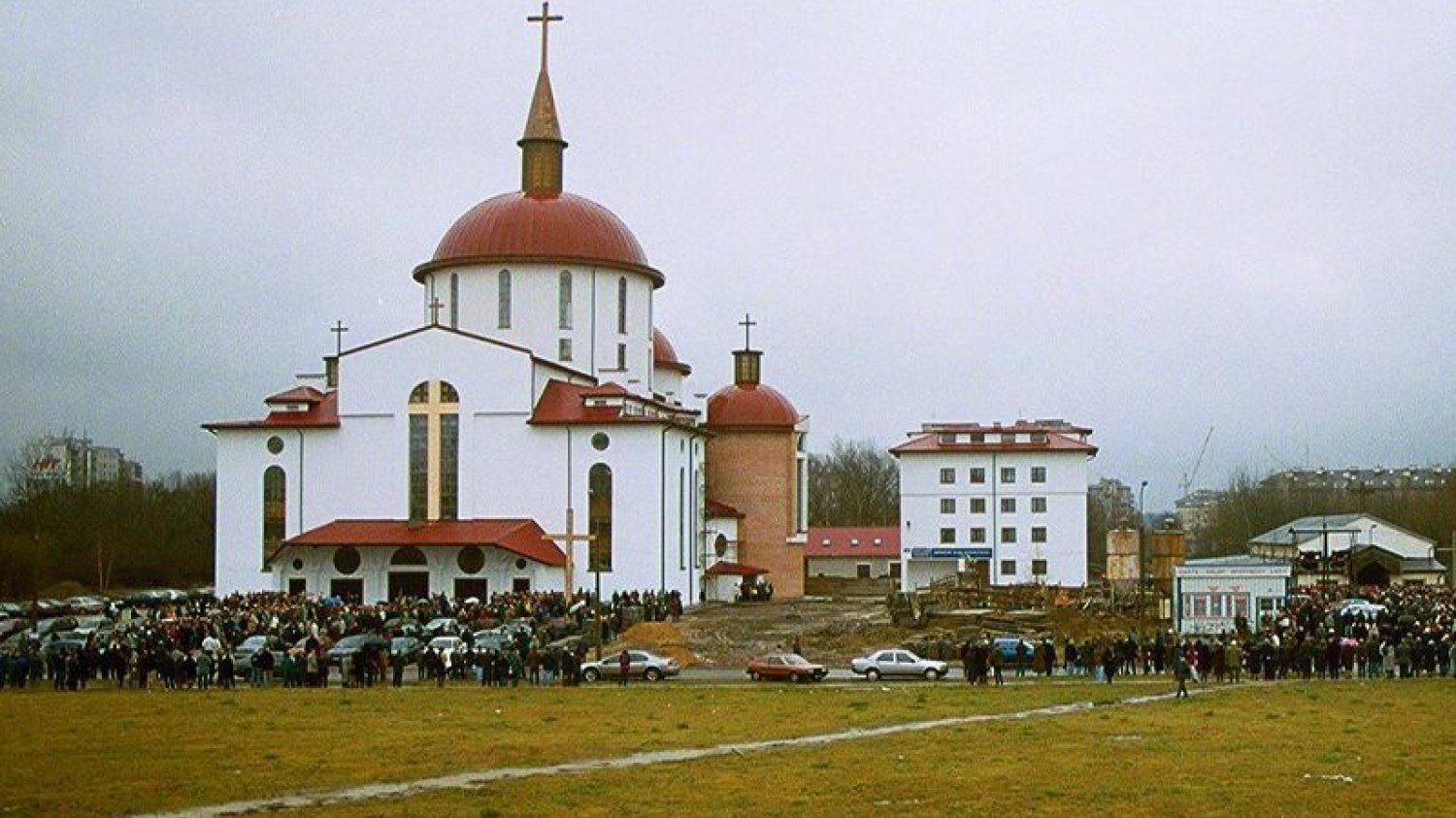 Jeden z kościołów na warszawskim Ursynowie, rok 2000.