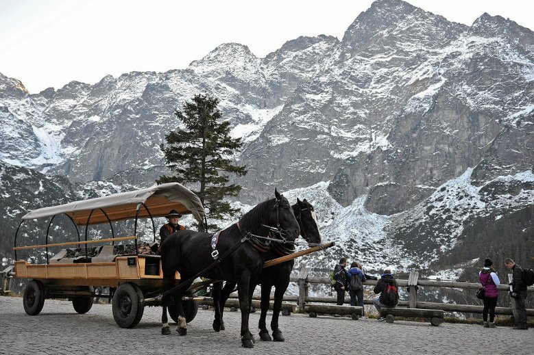 Ponad 200 osób czekało w kolejce do sań nad Morskim Okiem.