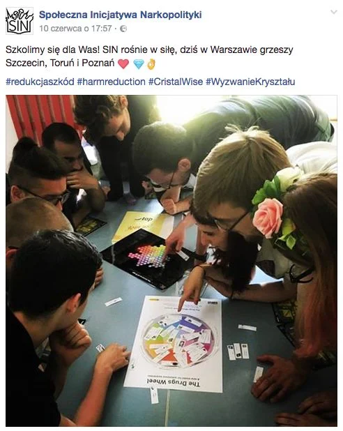 "Spotykamy się też regularnie między sobą i szkolimy - z pierwszej pomocy, znajomości narkotyków i ich ryzyk, samoobrony. Uczymy się wszystkiego, co może przydać się aby pomóc w sytuacji kryzysowej" - mówią członkowie organizacji.
