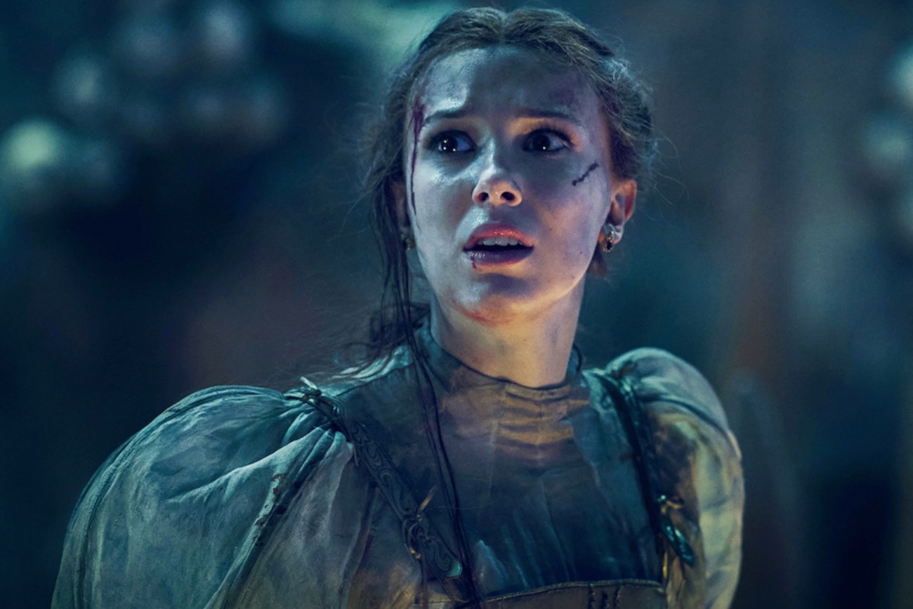 Millie Bobby Brown w filmie "Dama" Netfliksa.