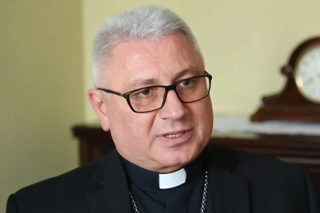 Sekretarz generalny KEP bp Artur Miziński zaznaczył, że przyznane wszystkim księżom przez papieża Franciszka uprawnienie jest ograniczone czasowo
