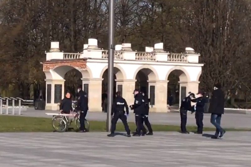 Policja chce ukarać rowerzystę, który chciał rozwinąć transparent na placu Piłsudskiego.