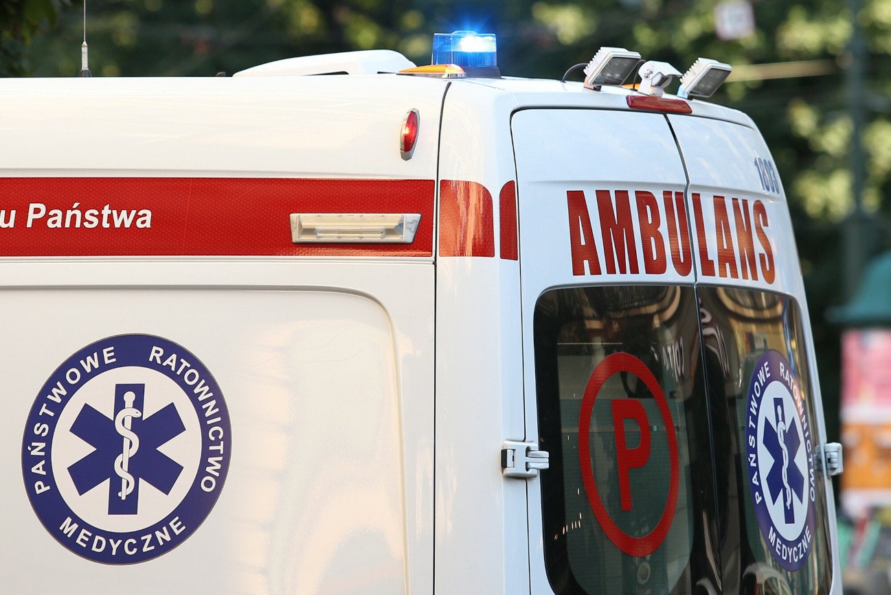 Wypadek karetki w Cisewie. Kierowca pojazdu miał ponad 2,5 promila alkoholu.