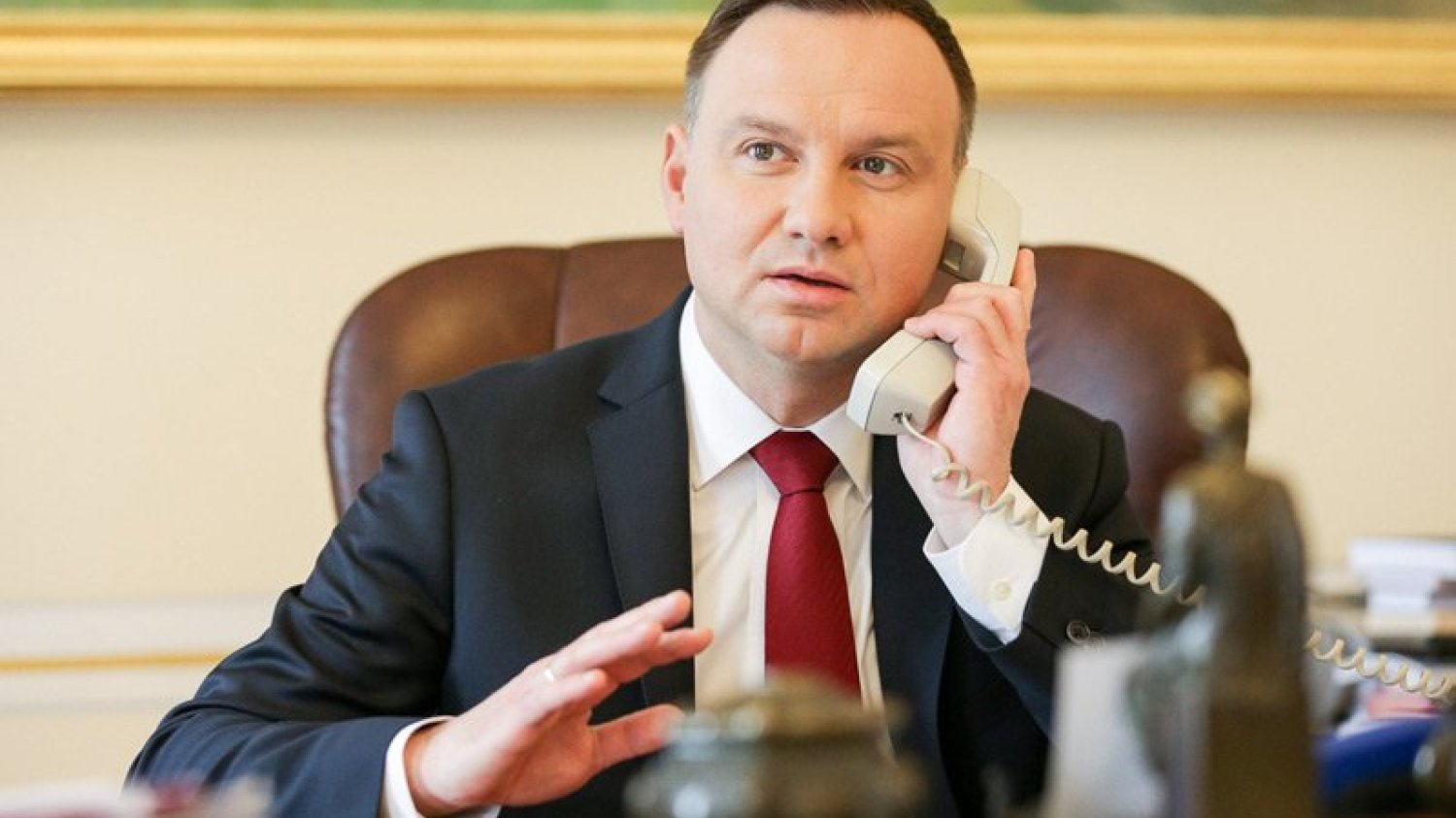 Andrzej Duda dał się nabrać rosyjskim pranksterom. Odebrał telefon od komika który podawał się za sekretarza generalnego ONZ. Andrzej Duda dał się nabrać rosyjskim pranksterom. Odebrał telefon od komika który podawał się za sekretarza generalnego ONZ.