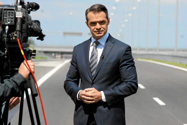 Ekskluzywny "sikor" nie wystaje spod mankietu. Tym razem skromnie.