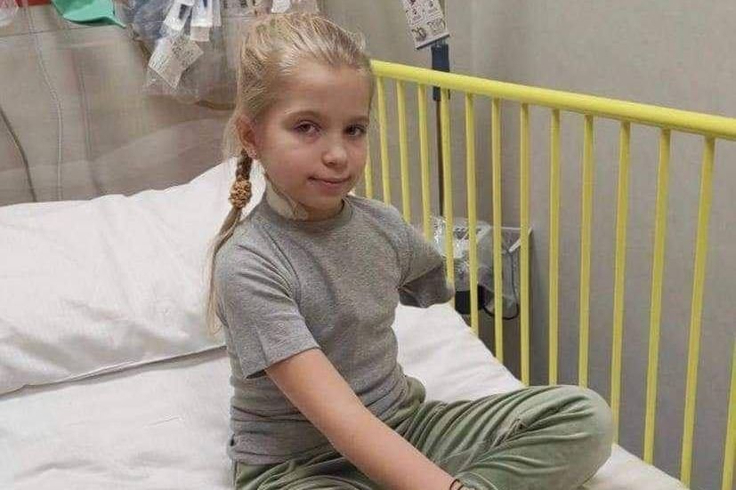 Ukraińska wiceminister pokazała zdjęcie rannej dziewczynki w szpitalu, która straciła rękę.