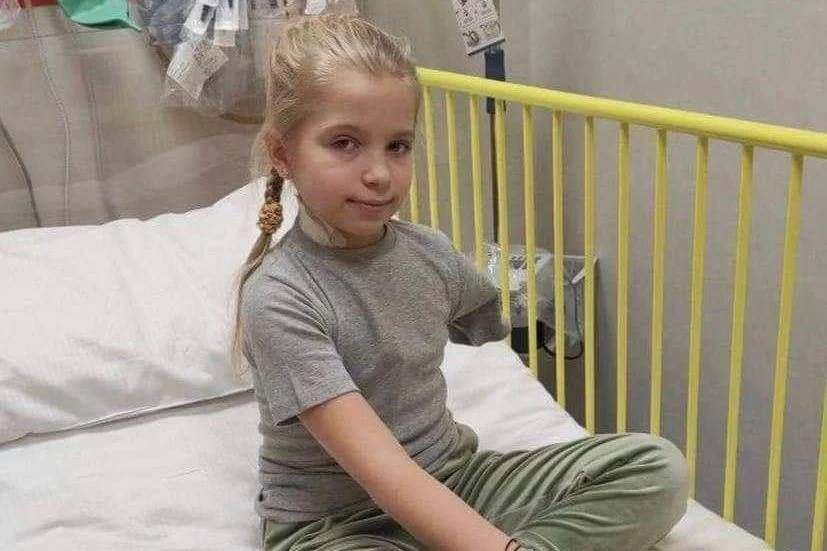 Ukraińska wiceminister pokazała zdjęcie rannej dziewczynki w szpitalu, która straciła rękę.