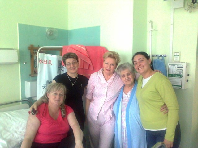 Krystyna Kofta z pozdrowieniami z sześcioosobowej sali w szpitalu / rok 2012