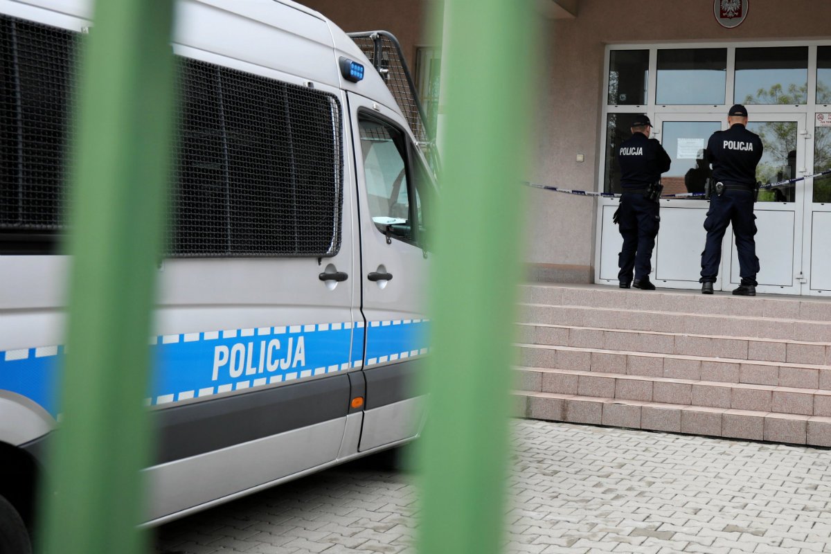 W szkole podstawowej nr 195 w Wawrze im. Króla Maciusia atak nożem ucznia zakończył się tragicznie.