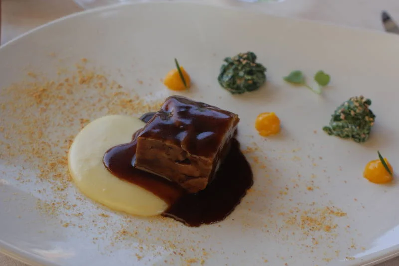 Confit z kaczki z niesamowitymi kulkami z pomarańczy oraz ze szpinakiem