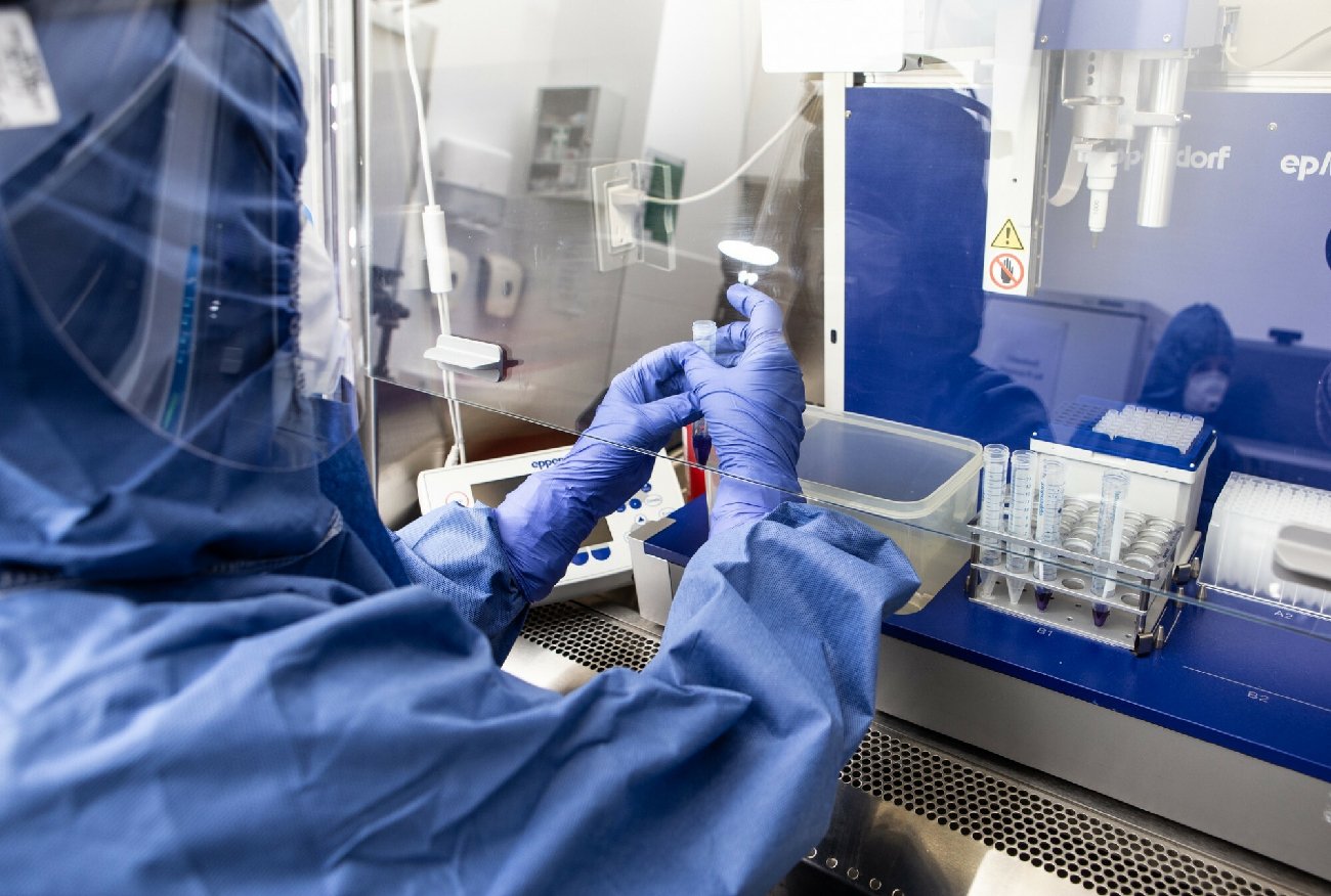 Deltakron w Europie. Nowa mutacja koronawirusa łączy Deltę i Omikrona