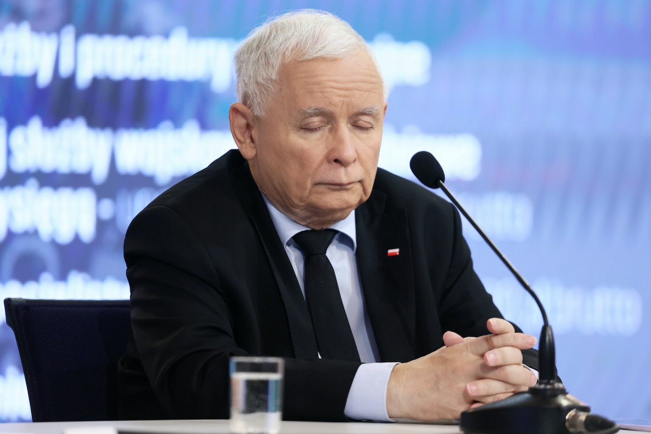 Jarosław Kaczyński, wicepremier rządu PiS ds. bezpieczeństwa, zasypiał podczas prezentacji swojego projektu o obronie ojczyzny.
