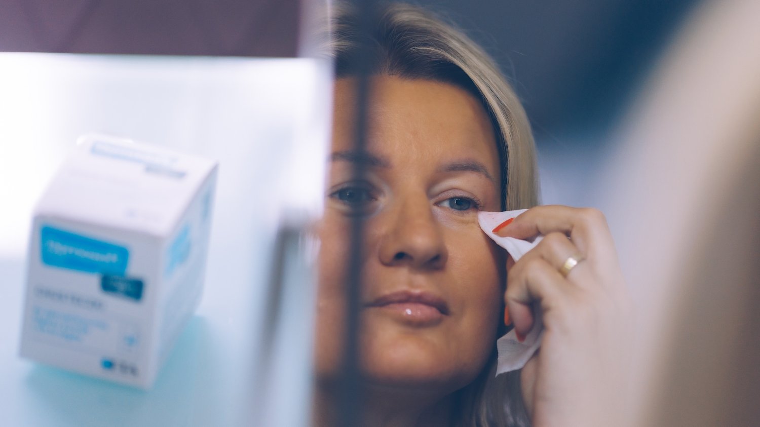 Elementem codziennej troski o oczy może być stosowanie produktów przeznaczonych do nawilżania powierzchni oka. Dexoftyal MD to nawilżające i regenerujące krople do oczu, przeznaczone do nawilżania powierzchni oka.