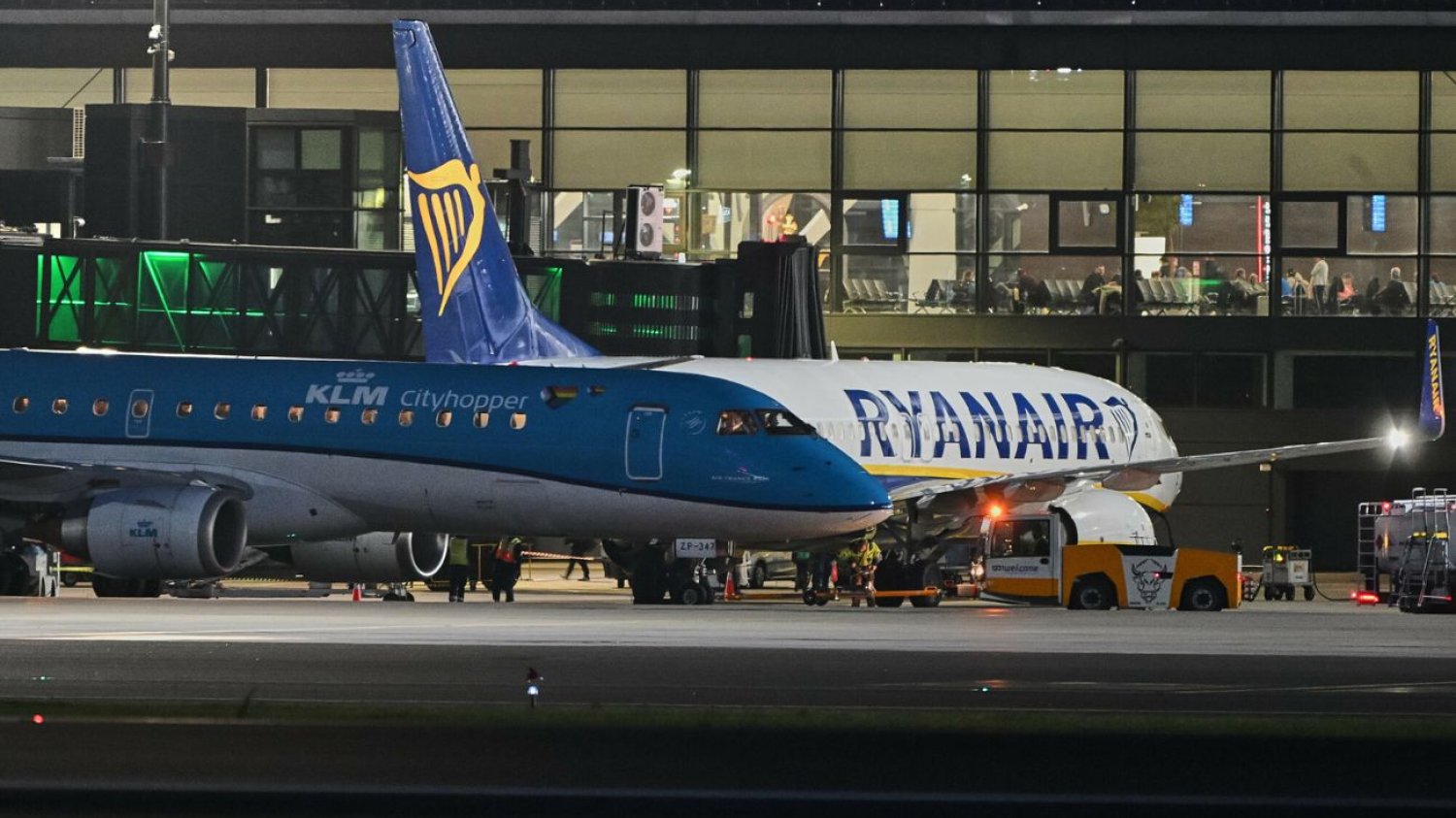 Piosenkarka nagrała co działo się w Ryanairze na Ibizę. Internauci: Ludzie zachowują się jak szaleni