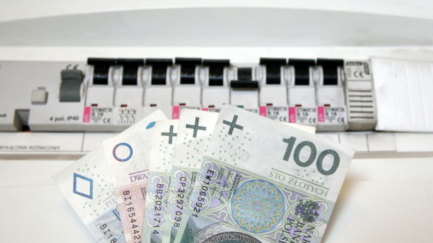 Ceny energii w 2025 roku. Sejm zdecydował ws. zamrożenia cen prądu Tyle zapłacimy za prąd w 2025 roku. Sejm przyjął nową ustawę