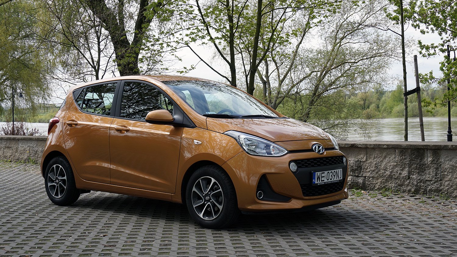 Hyundai i10 to król miasta, ale trasy się nie boi.