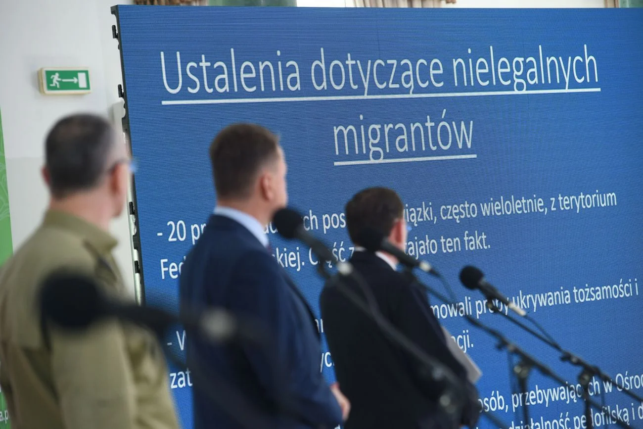 Konferencja MSWiA. Mariusz Kamiński prezentuje ustalenia.