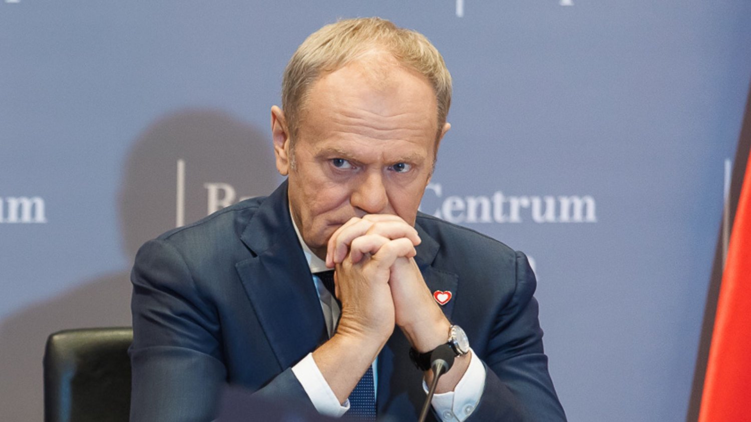 Przeciwnicy Donalda Tuska urządzili pikietę na placu zabaw przed jego domem. "Szczyt odwagi" Donald Tusk.