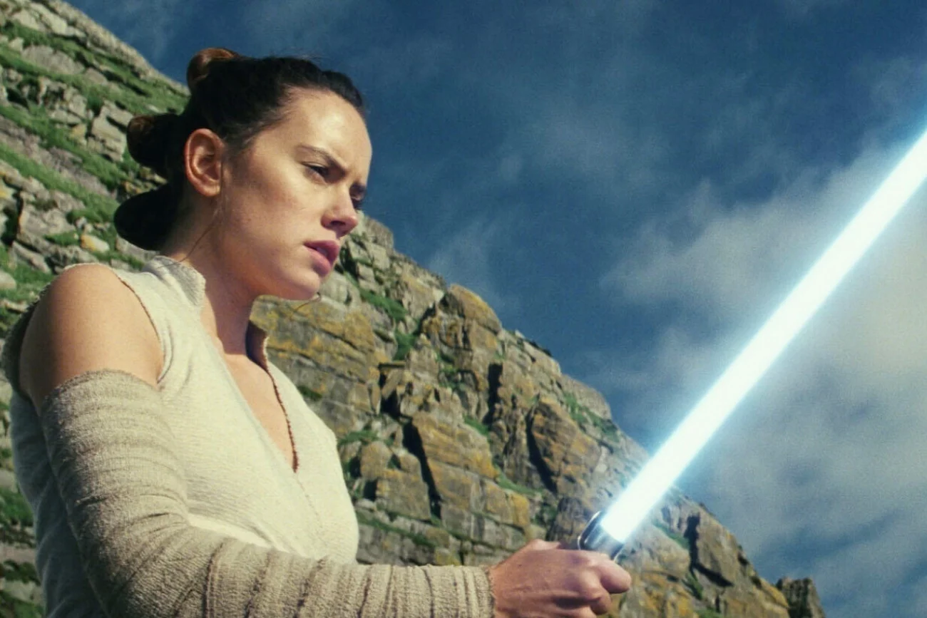 Ten film "Star Wars" jest o krok od katastrofy. Rey dostała jednak kolejną szansę Trylogia Star Wars o Rey znów ma nowego scenarzystę. Czy to się uda?