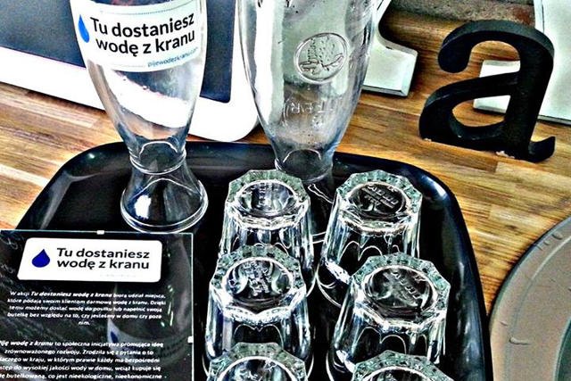Czy woda z kranu w restauracjach nie powinna być normą?