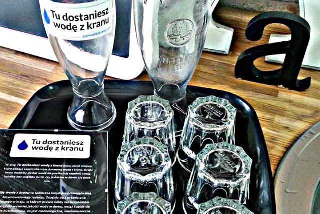 Czy woda z kranu w restauracjach nie powinna być normą?