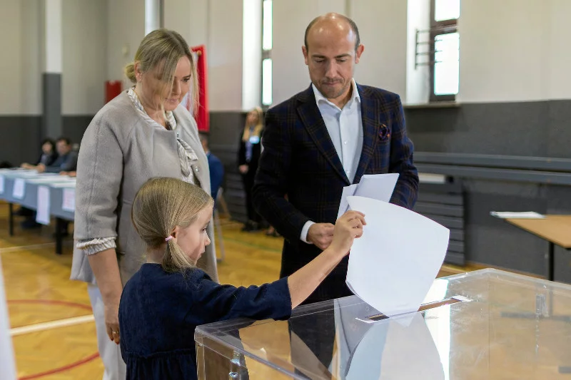 Katarzyna Kuczyńska-Budka i Borys Budka z córką Leną podczas glosowania w wyborach parlamentarnych w 2019 roku.
