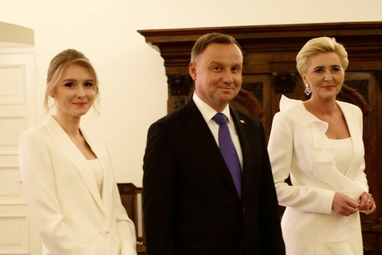 Wiadomo kim jest mąż Kingi Dudy. Mateusz Zawistowski pracuje dla rządu Ujawnili, kim jest mąż Kingi Dudy. Zięć prezydenta od niedawna pracuje dla rządu