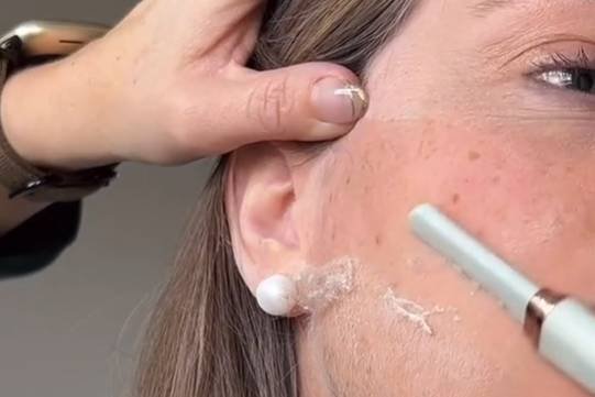 Golenie twarzy przez kobiety. Urodowy trend podzielił internautów