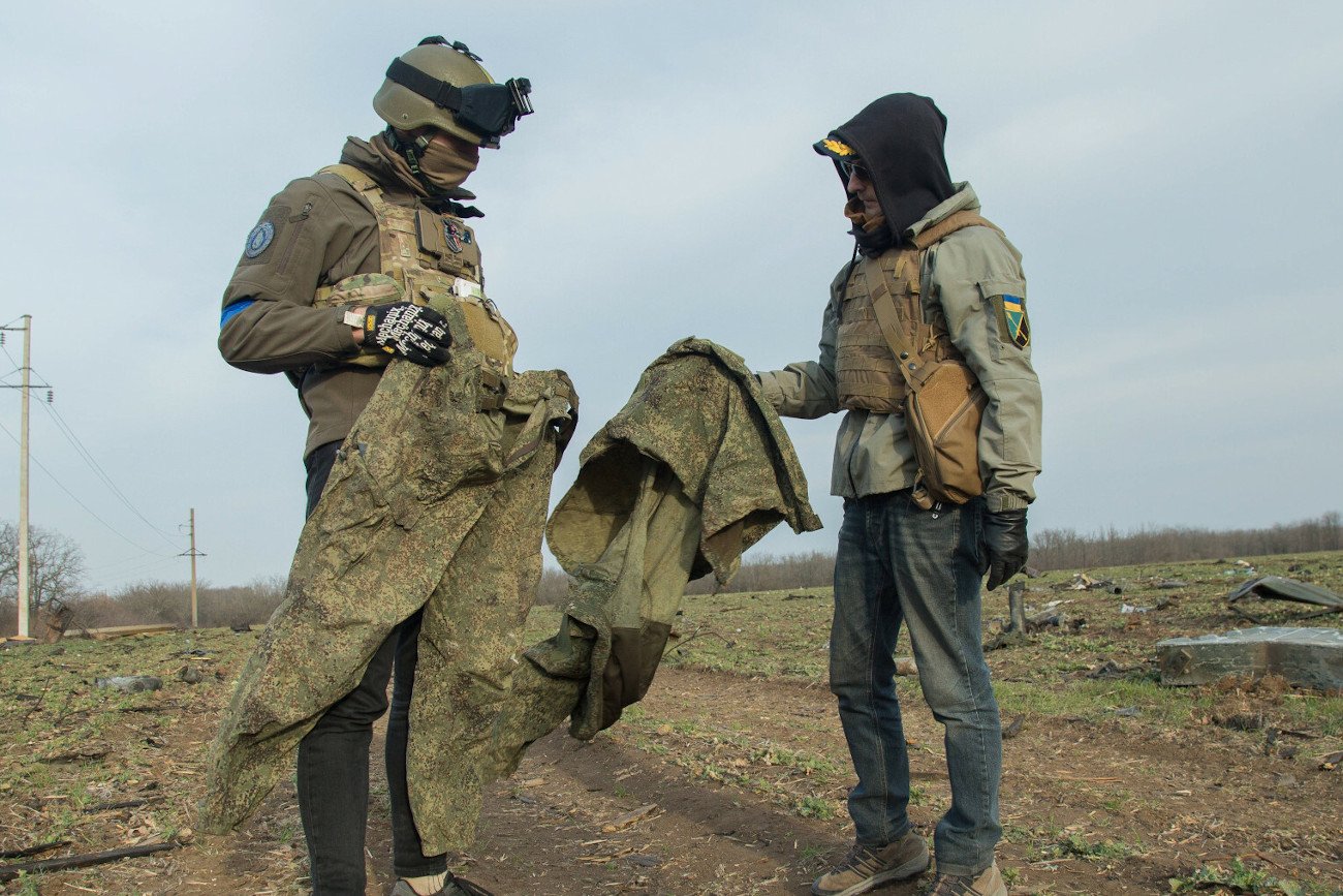 Sztab Generalny Sił Zbrojnych Ukrainy opublikował na Facebooku zdjęcia jednego z rosyjskich żołnierzy, który miał przy sobie łupy wojenne.
