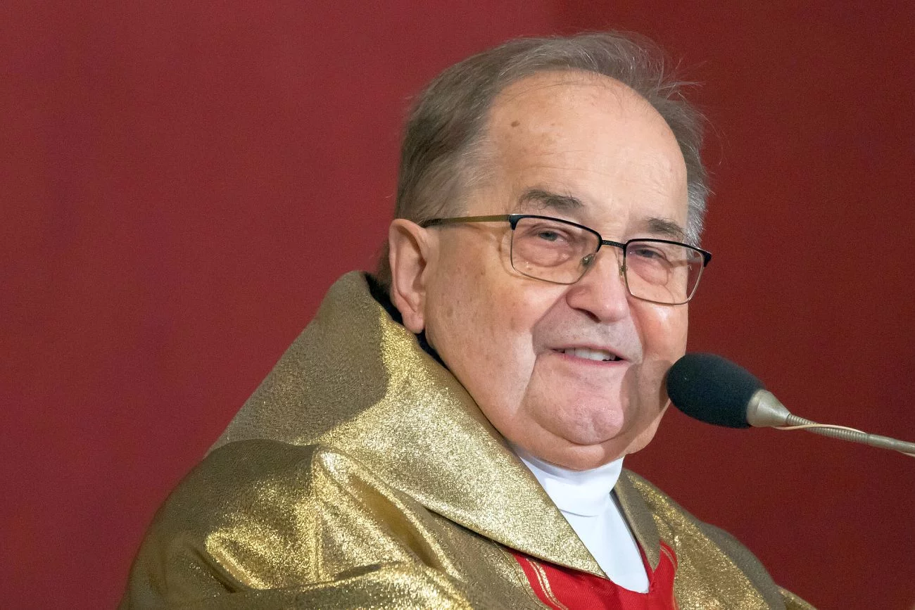 Ojciec Rydzyk pozuje na skromnego zakonnika. Ale jego biznesowe imperium obraca milionami