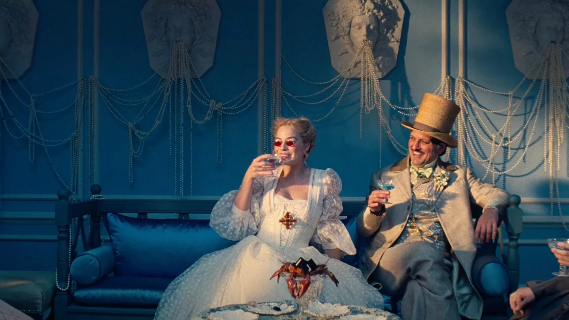 Margot Robbie jako Cathy Earnshaw i Shazad Latif jako Edgar Linton w filmie "Wichrowe wzgórza"