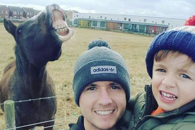 Jedno selfie z koniem wywołało niezłą aferę