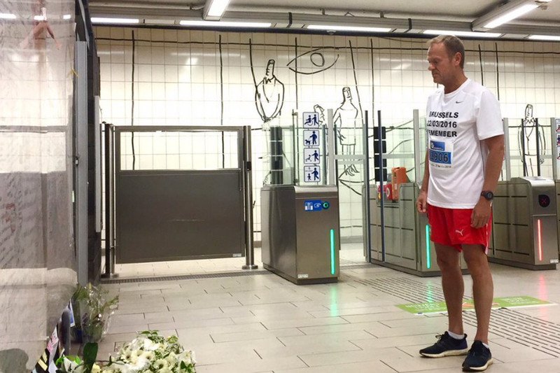 Donald Tusk składa kwiaty na stacji metra w Brukseli.