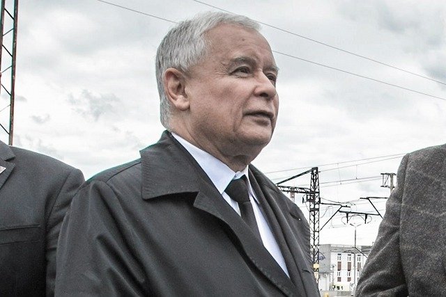 Jarosław Kaczyński zapewnił, ze jego partia zapłaci za leczenie pana Dominika, któremu nieuczciwy pracodawca obciął cztery palce i poranił kark