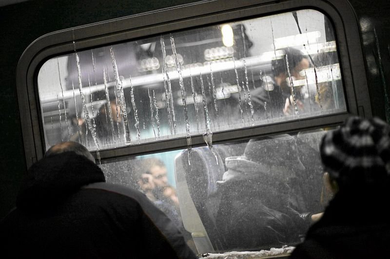 PKP Intercity zapowiada więcej pociągów na święta. PLL LOT przekonuje, że pociągi nie zawsze są tańsze od samolotów.