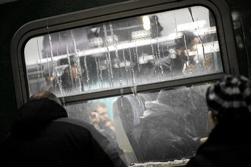 PKP Intercity zapowiada więcej pociągów na święta. PLL LOT przekonuje, że pociągi nie zawsze są tańsze od samolotów.