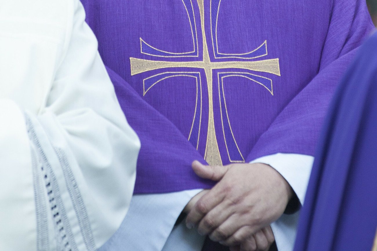 Wpis kobiety, która opisała, jak załatwiała formalności pogrzebowe w Kościele, wywołał lokalną burzę.