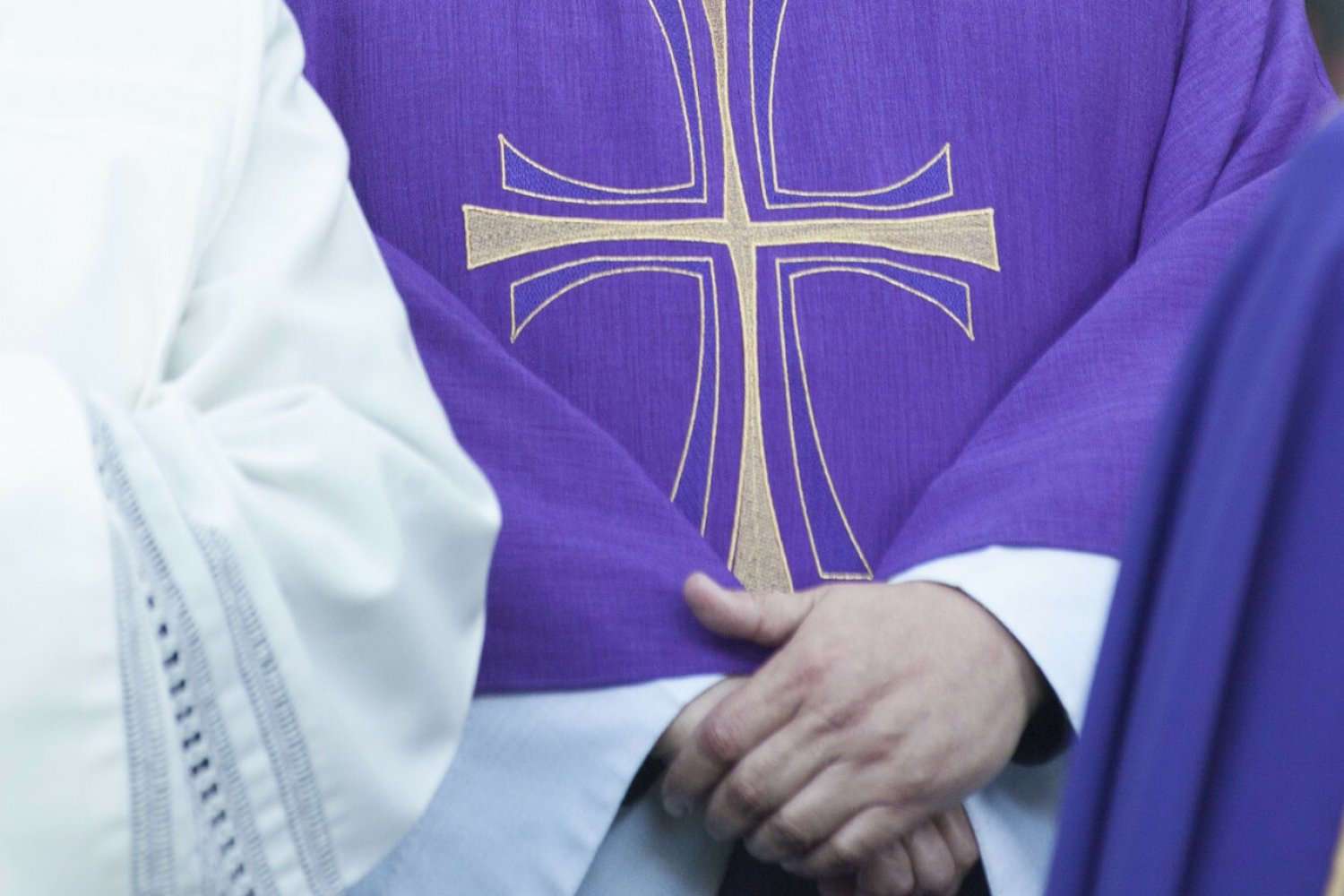 Wpis kobiety, która opisała, jak załatwiała formalności pogrzebowe w Kościele, wywołał lokalną burzę.