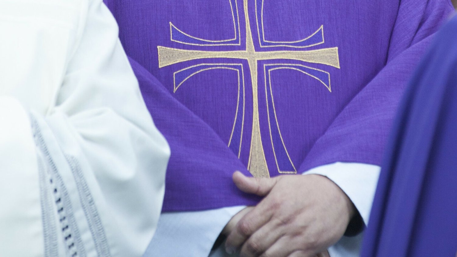 Wpis kobiety, która opisała, jak załatwiała formalności pogrzebowe w Kościele, wywołał lokalną burzę.