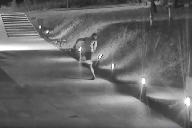 Kim jest mężczyzna, który zdewastował słupki świetlne w Lublinie? Policja prosi o kontakt osoby, które znają jego tożsamość.