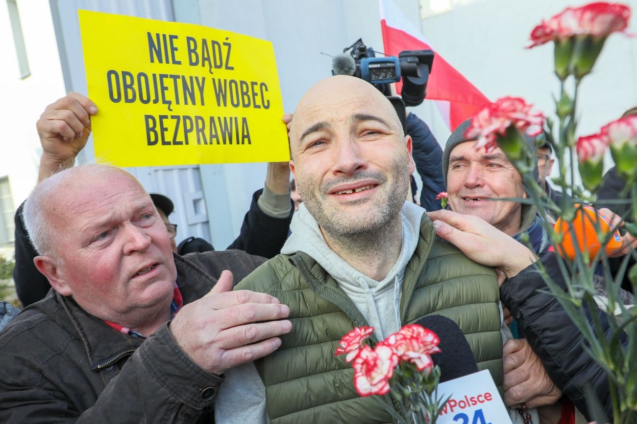 Ks. Olszewski opuścił areszt i na sprawę czeka na wolności. Jego ojciec też niedługo będzie miał sprawę w sądzie