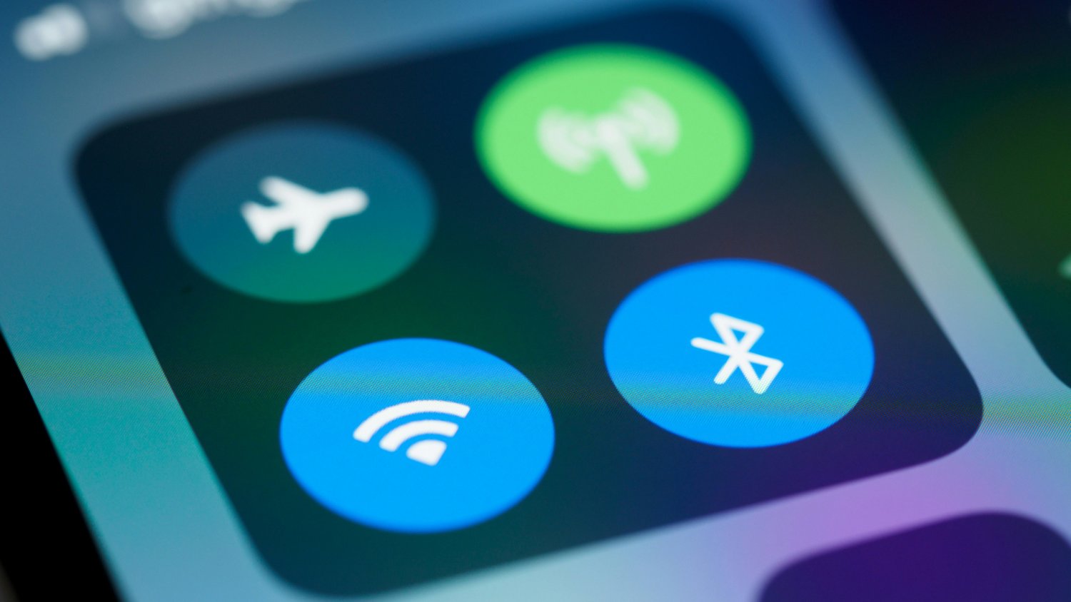 Po wyjściu z domu od razu to wyłącz w telefonie. Hakerzy tylko czekają, by zaatakować