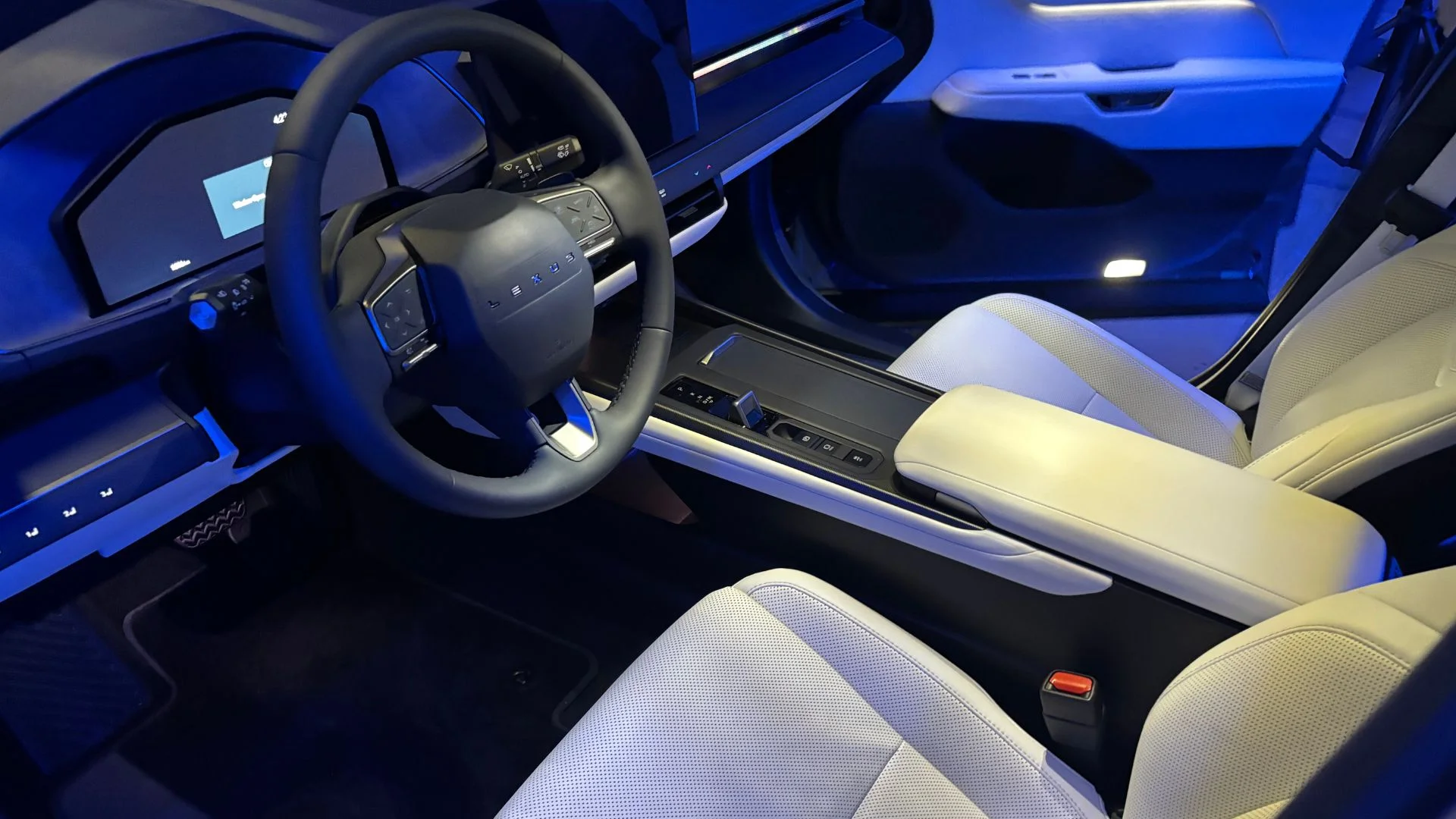 Lexus ES premiera