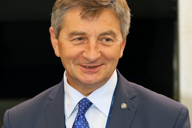 Marek Kuchciński z radością informuje o rekordowym wyniku PiS na Podkarpaciu.